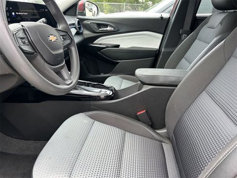Used 2025 Chevrolet Trax LT image 11