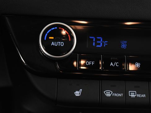 Used 2025 Hyundai Elantra SEL image 32