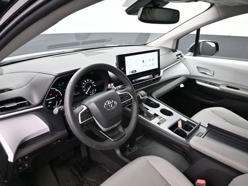 Used 2025 Toyota Sienna XLE image 27