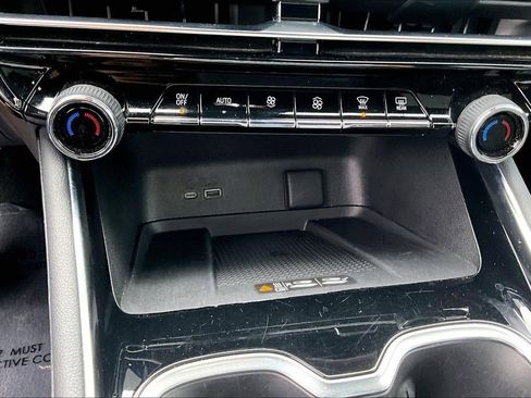 Used 2024 Chevrolet Traverse LT image 31