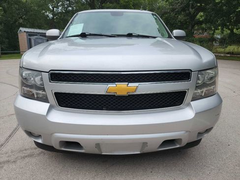 Used 2014 Chevrolet Suburban LT w/ Luxury Package RWD image 2