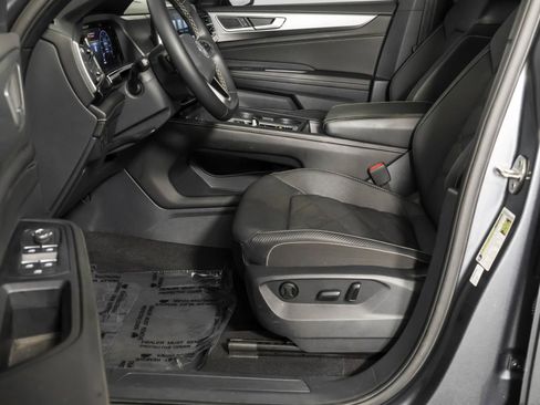 Used 2024 Volkswagen Atlas Cross Sport SE FWD image 22