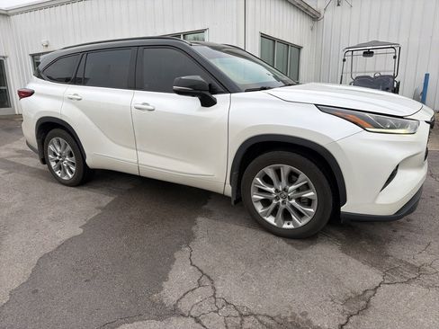 Used 2021 Toyota Highlander Limited image 3