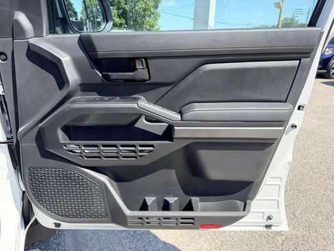 Certified 2025 Toyota Tacoma SR5 AWD/4WD image 11