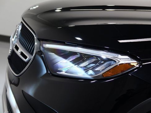 Used 2025 Mercedes-Benz GLC 300 4MATIC image 16