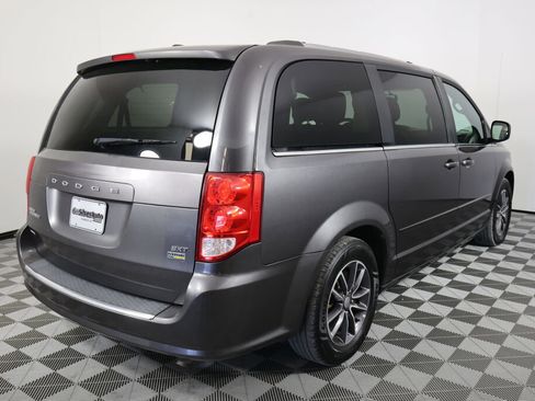 Used 2017 Dodge Grand Caravan SXT FWD image 2