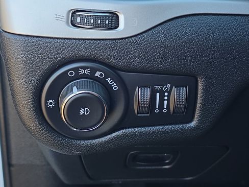 Used 2018 Jeep Cherokee Trailhawk AWD/4WD image 25