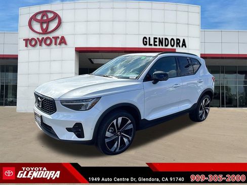 Used 2025 Volvo XC40 B5 Plus AWD/4WD image 7