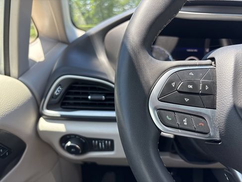 Used 2024 Chrysler Pacifica Touring-L FWD image 10
