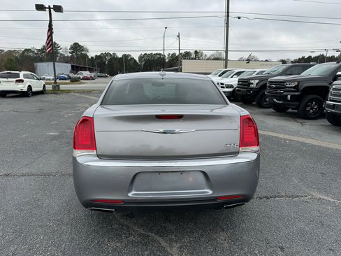 Used 2017 Chrysler 300 C image 5