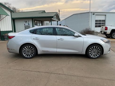 Used 2017 Kia Cadenza Premium w/ Luxury Package image 2