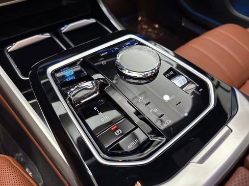 Used 2024 BMW i7 xDrive60 w/ Premium Package image 25