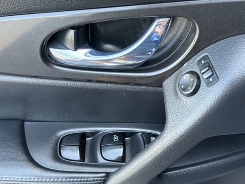 Used 2018 Nissan Rogue SV FWD image 16