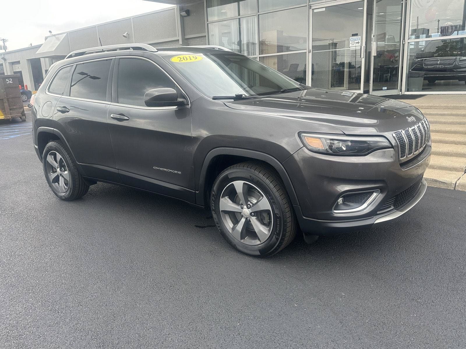 Used 2019 Jeep Cherokee Limited AWD/4WD image 2