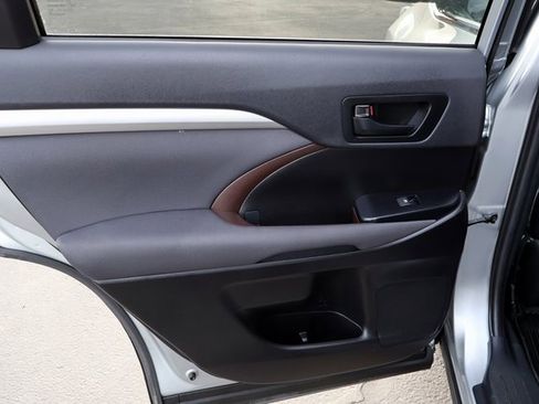 Used 2019 Toyota Highlander LE image 21