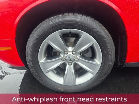 Used 2015 Dodge Challenger SXT image 10