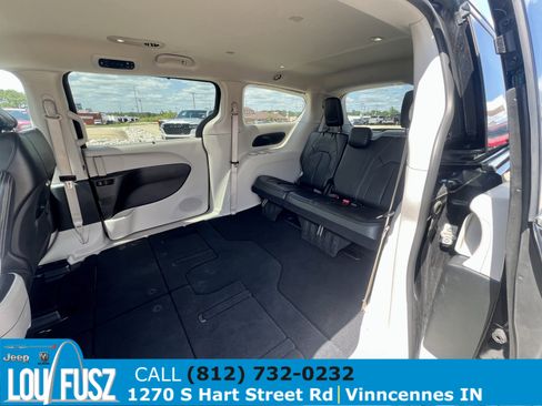 Used 2024 Chrysler Pacifica Touring-L FWD image 11