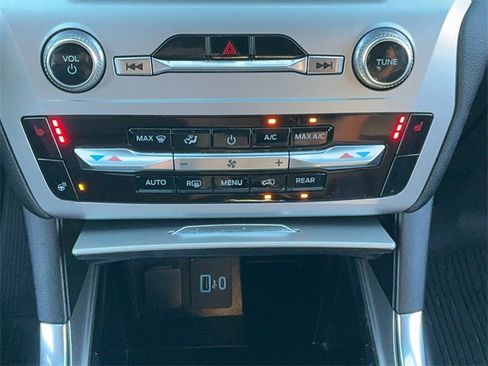 Used 2022 Ford Explorer XLT w/ Equipment Group 202A image 25