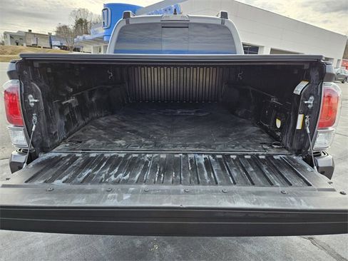 Used 2022 Toyota Tacoma TRD Off-Road w/ Technology Package image 12
