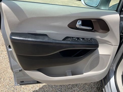 Used 2019 Chrysler Pacifica Touring Plus w/ Cold Weather Group FWD image 26