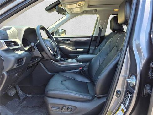 Used 2023 Toyota Highlander Platinum FWD image 16