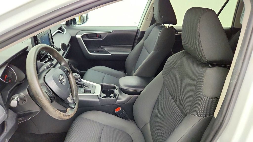 Used 2021 Toyota RAV4 LE AWD/4WD image 16