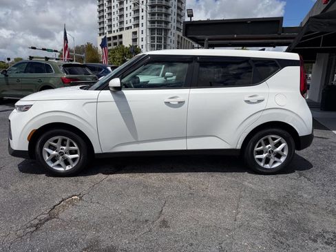 Used 2021 Kia Soul S image 2