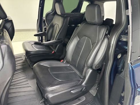 Used 2021 Chrysler Pacifica Touring-L w/ S Appearance Package FWD image 2