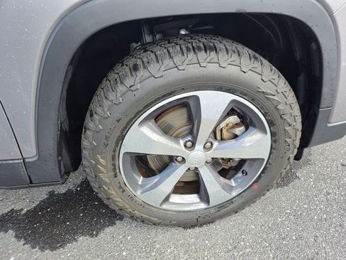 Used 2019 Jeep Cherokee Limited w/ Technology Group image 30