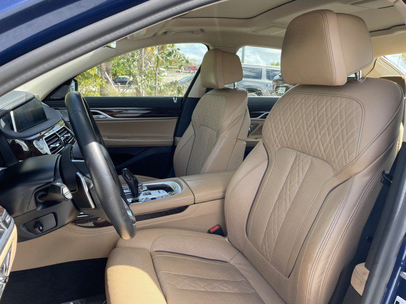 Used 2022 BMW 750i xDrive AWD/4WD image 2