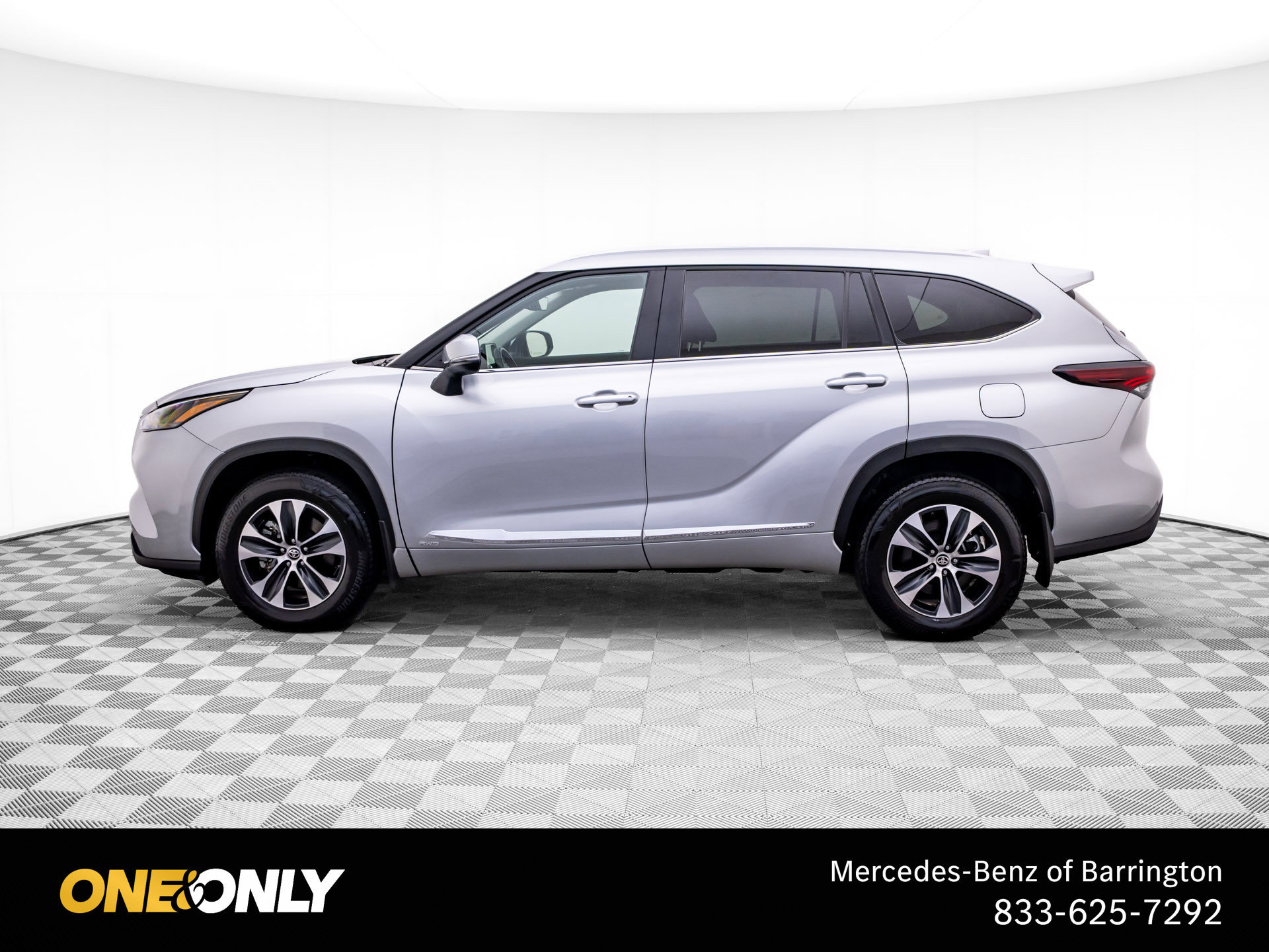 Used 2025 Toyota Highlander XLE AWD/4WD image 2