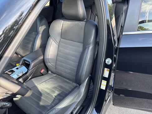 Used 2025 Mitsubishi Outlander SE FWD image 3