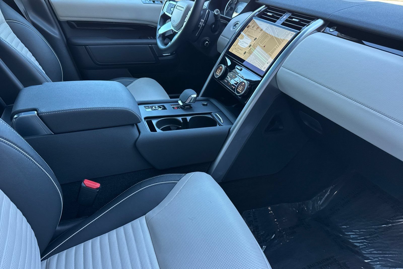 Used 2023 Land Rover Discovery Metropolitan Edition AWD/4WD image 16