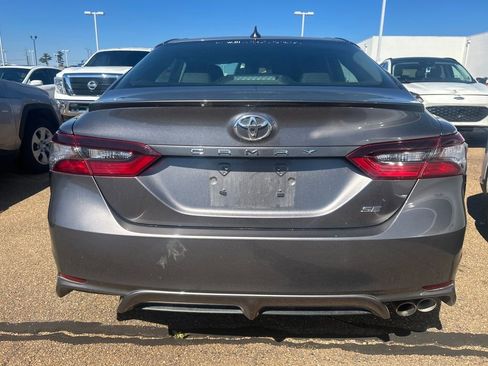 Used 2022 Toyota Camry SE image 4