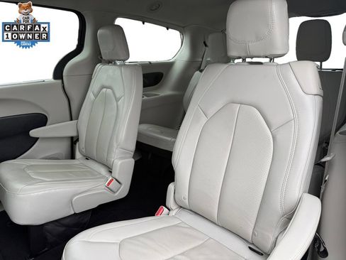 Used 2020 Chrysler Pacifica Touring-L Plus w/ Tire & Wheel Group FWD image 14