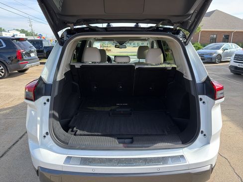 Used 2025 Nissan Rogue SL w/ Tech Package FWD image 11