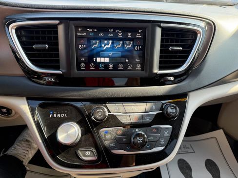 Used 2018 Chrysler Pacifica Touring-L w/ Tire & Wheel Group image 25