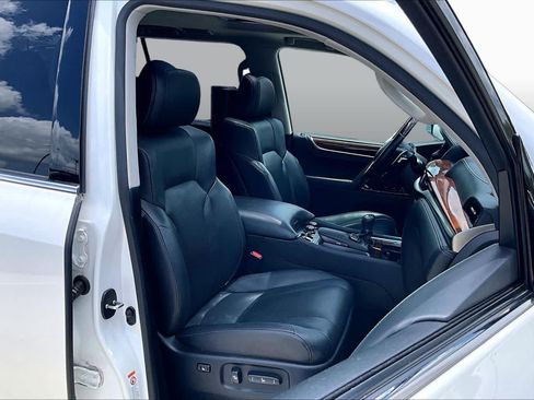 Used 2017 Lexus LX 570 4WD image 9