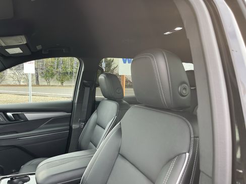 Used 2025 Buick Enclave Preferred image 19