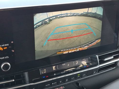 Used 2025 Toyota Sienna XLE FWD image 21