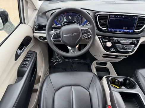 Used 2024 Chrysler Pacifica Touring-L FWD image 10