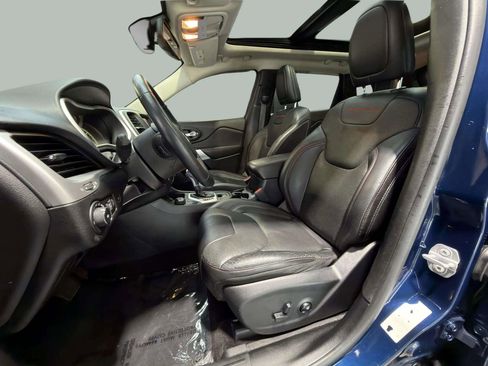 Used 2018 Jeep Cherokee Trailhawk image 19