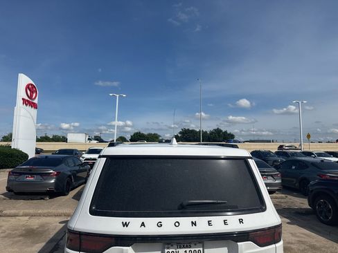 Used 2022 Jeep Wagoneer Series III RWD image 5