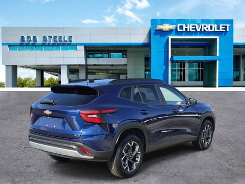 Used 2024 Chevrolet Trax LT w/ Sunroof Package FWD image 4