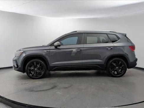 Used 2023 Volkswagen Taos SE w/ Panoramic Sunroof Package FWD image 3