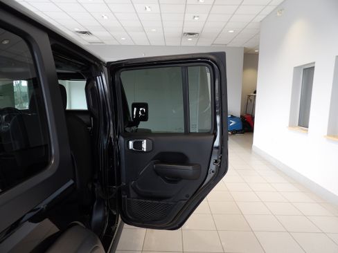 Used 2018 Jeep Wrangler Unlimited Sport S image 19