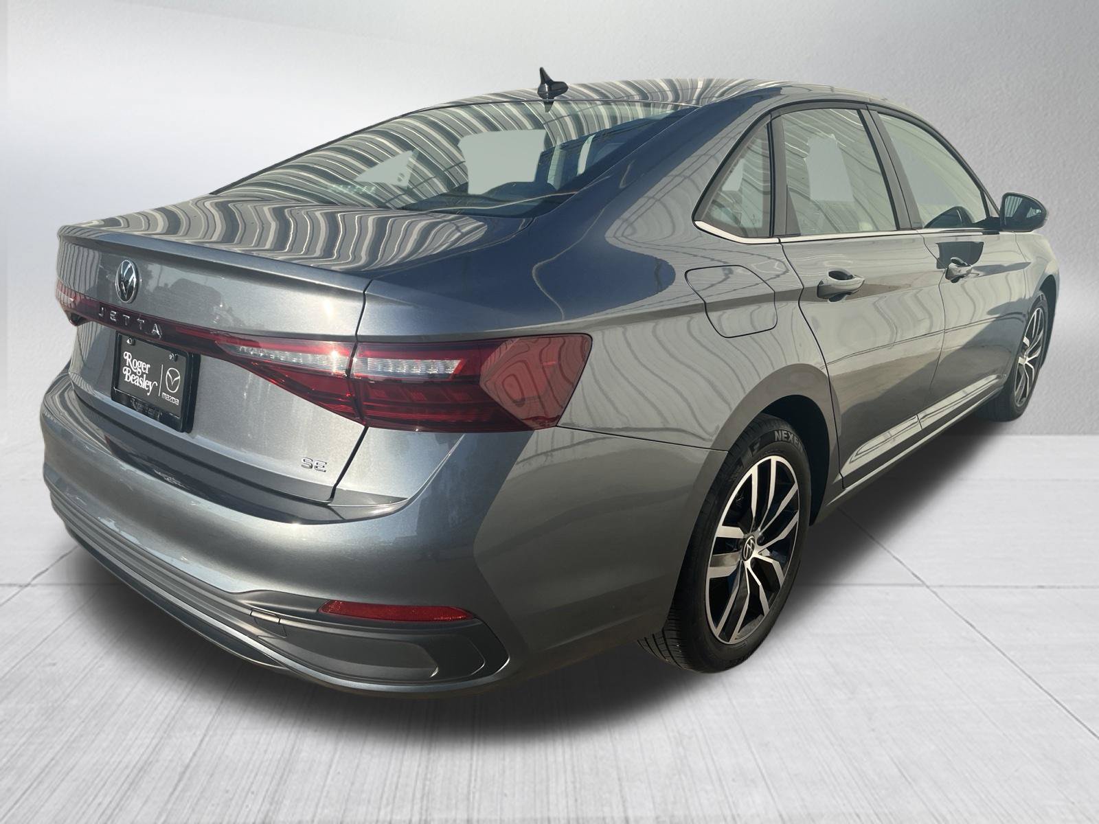Used 2025 Volkswagen Jetta SE FWD image 9