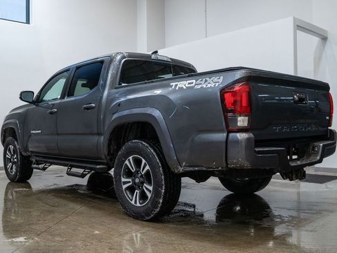 Used 2019 Toyota Tacoma TRD Sport image 4