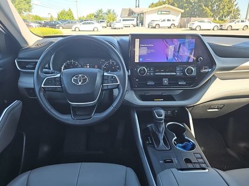 Used 2023 Toyota Highlander XLE FWD image 2