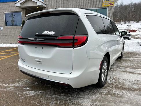 Certified 2023 Chrysler Pacifica Touring-L image 5